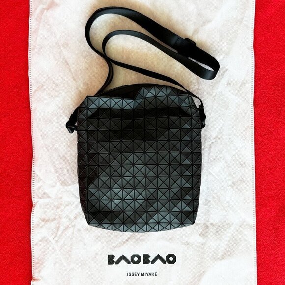 BAO BAO ISSEY MIYAKE Black Voyager One-Tone Unisex Shoulder Bag - Picture 11 of 12